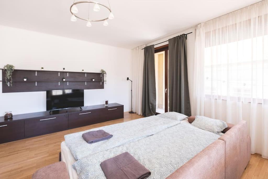 Bright Downtown Balcony Retreat Apartment Budapest Exterior photo