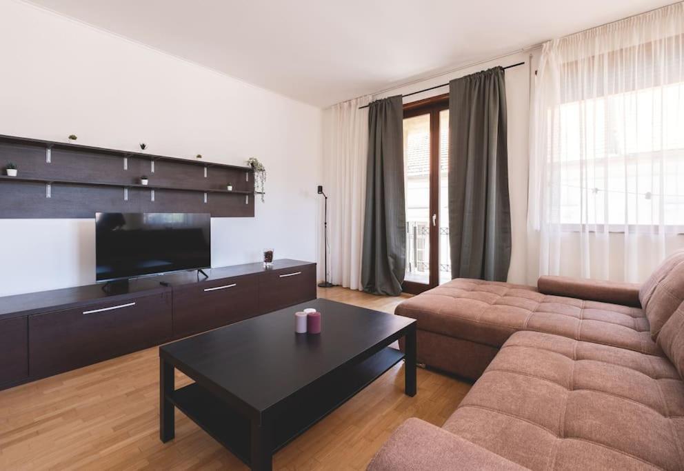 Bright Downtown Balcony Retreat Apartment Budapest Exterior photo