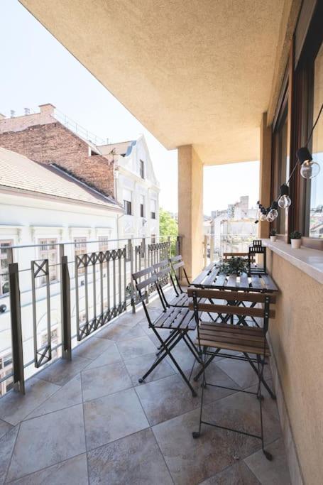 Bright Downtown Balcony Retreat Apartment Budapest Exterior photo